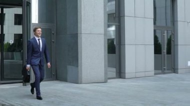 Evet jest yakınındaki ofis binası, uyuşuk gösterilen genç ofis çalışanı heyecanlı