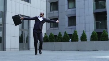 Evet jest, profesyonel hedeflere ulaşmada uyuşuk gösteren siyah Şirket Yöneticisi