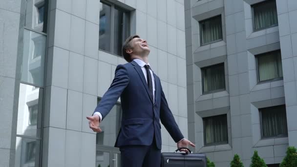 Erfolgreicher Geschäftsmann Fühlt Sich Glücklich Über Arbeitsförderung Siegerleistung — Stockvideo
