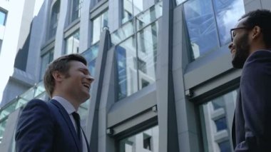 İki genç arkadaşları şaka ve Ofis Binası yakınındaki gülüyor, eski arkadaşlarla buluşmak