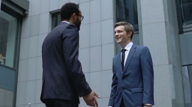 Genç Yöneticisi tebrik erkek meslektaşı şirket başarılı proje üzerinde