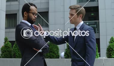 Arkadaş omuz dokunarak, iş arkadaşı, sorun, başarısızlık destekleyen erkek Yöneticisi
