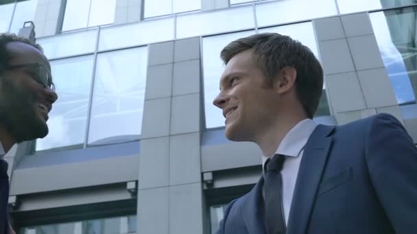 年轻的男同事户外交谈 面带微笑 商务沟通 — 图库视频影像