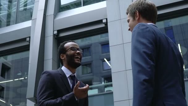Двоє Фінансових Експертів Розмовляють Поблизу Офісного Будівництва Бізнес Розмова Повільно — стокове відео