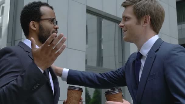 幸せな実業家の男性の同僚の肩 緊密な企業で友情をタップ — ストック動画