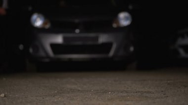 Adam araba, gece açık havada, suç riski, yalnız kişi için emanet içine alır