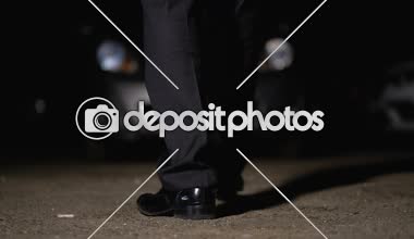 Adam sigara izmariti ve araba gidiyor, tehlikeli suçlu ilişki sonra atar