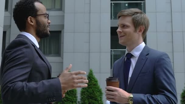 Advogados Masculinos Bem Sucedidos Segurando Xícaras Café Conversando Fora Durante — Vídeo de Stock