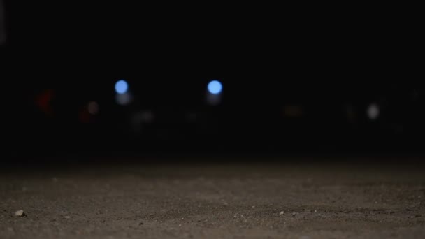 Homem Correndo Atrás Carro Roubado Estacionamento Noite Roubo Carro Seguro — Vídeo de Stock