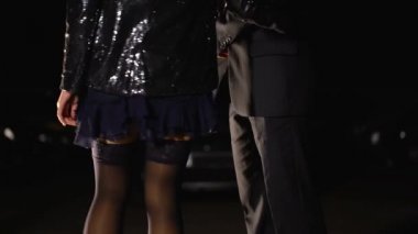 Adam fahişe için para verir ve Park araba, yasa dışı seks endüstrisi gider