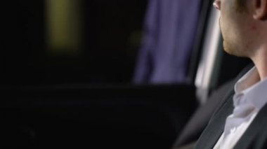 Genç adam için kendini savunma, yasadışı satın alma silah kaçakçılığı silah