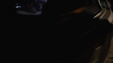 Adam araba bagajı bir silah alır ve ödediği para satıcıya, yasadışı silah ticareti