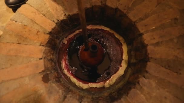 Человек Берущий Вино Qvevri Похоронен Землей Грузия Винодельческие Традиции — стоковое видео
