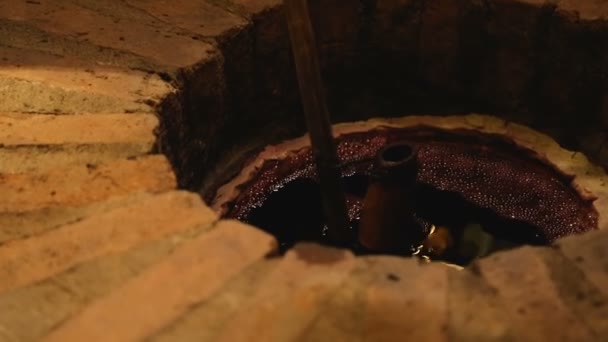 Dégustation touristique de vin de qvevri enterré sous terre, délicieuse boisson exclusive 