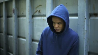 Üzgün Afro-Amerikan çocuk ağ geçidi'nde kalan yalnız zorbalık, ırk ayrımcılığı