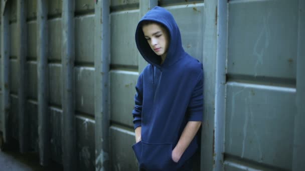 Triste Adolescente Menino Escondido Todos Rua Adolescente Protesto Contra Palavra — Vídeo de Stock