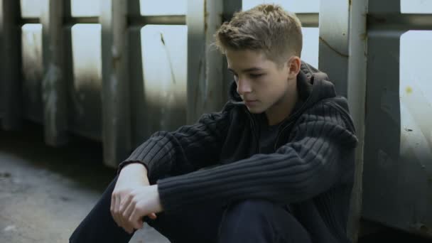 Несчастный Подросток Завернутый Капюшон Засыпающий Улице Депрессивный Кризис — стоковое видео