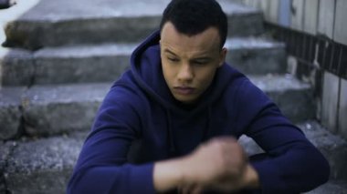 Afro-Amerikan çocuk yetim, duygu acı kaybı ve gelecek için korku oldu