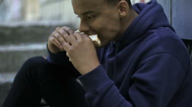 Aç Afro-Amerikan Genç hevesle yemek sandviç, yoksul Aile, kriz