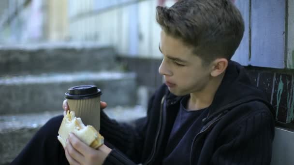 Studente Mangiare Pranzo Dietro Angolo Della Scuola Solo Bullismo Studenti — Video Stock