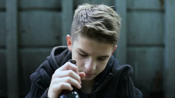 男孩喝啤酒坐在后街 渴望长大 第一次体验 — 图库视频影像