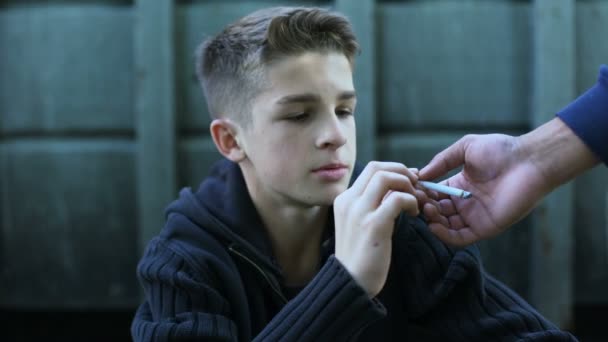Вуличний Хлопець Навчає Хлопчика Палити Вплив Суспільства Формування Особистості — стокове відео
