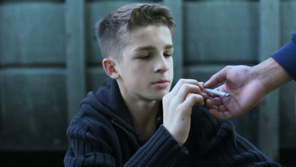 Straat Jongen Onderwijzen Van Jongen Naar Rook Invloed Van Samenleving — Stockvideo