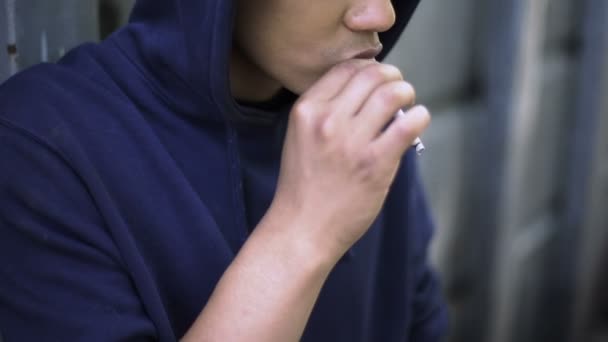 Deprimido Adolescente Fumando Tabaco Para Relaxar Problema Dependência Crise Familiar — Vídeo de Stock