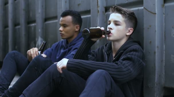 Obdachlose Trinken Bier Auf Der Straße Jugendliche Protestieren Gegen Eltern — Stockvideo