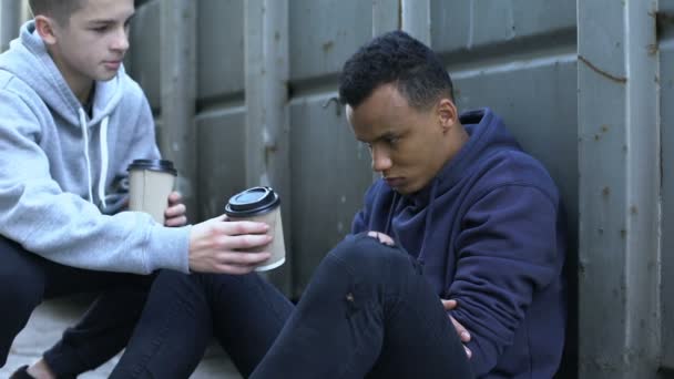 Jongen Delen Warme Koffie Met Bevroren Daklozen Tiener Liefdadigheid Vrijwilliger — Stockvideo