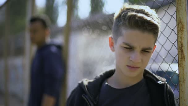 不安的青少年男孩倚在金属围栏 遗弃社会 孤儿院 — 图库视频影像