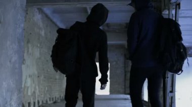 Erkek arkadaşlar birlikte okul, ortak ilgi alanlarını, iletişim sonra yürüme