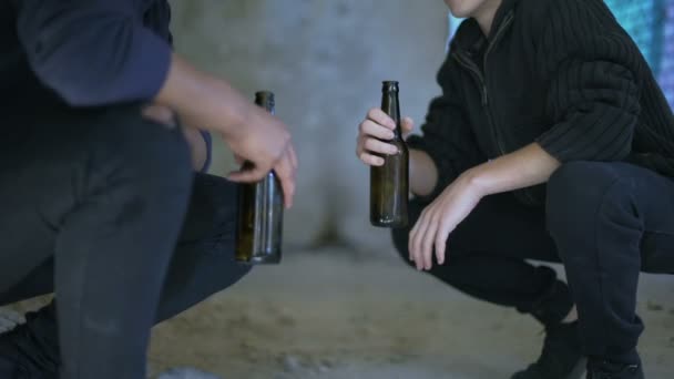 Betrunkene Jugendliche kommunizieren, Alkoholsucht, Jugendunterhaltung, Armut