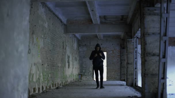 Garçon Solitaire Marchant Dans Bâtiment Abandonné Afro Américain Pas Amis — Video