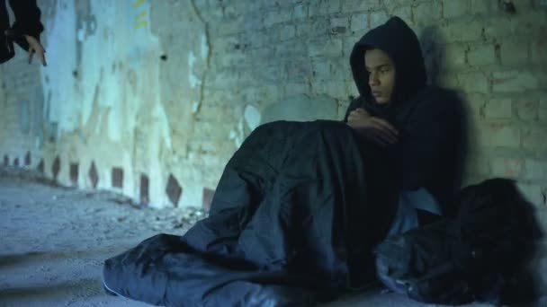 Üzgün Evsiz Genç Giyen Hoodie Kayıtsızca Geçen Insanlar Yoksulluk — Stok video