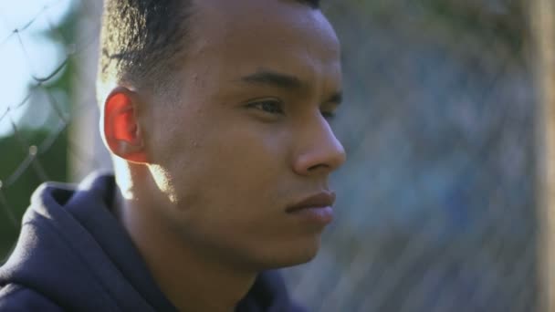 Adolescente Jogador Segurando Taco Beisebol Espera Jogo Esporte Rua Aquecimento — Vídeo de Stock