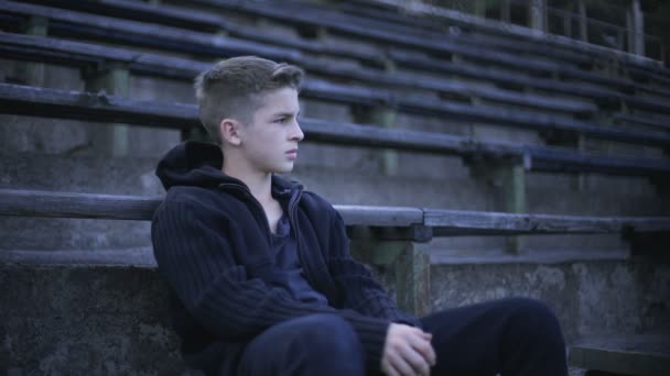 Расстроенный Мальчик Сидящий Трибуне Стадиона Чувствует Депрессию Одиночество Печаль — стоковое видео