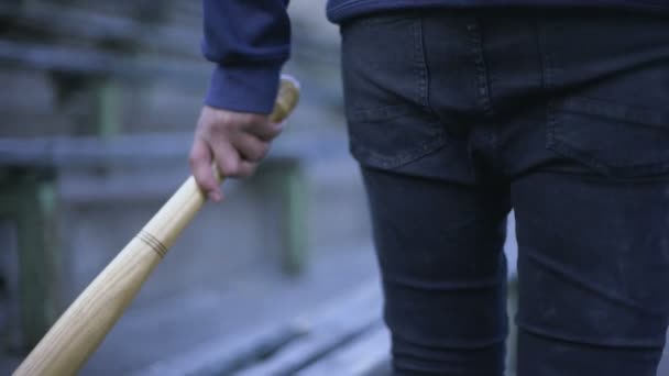 Молодой Человек Идет Трибуне Стадиона Бейсбольной Битой Молодежной Бандой Вандализмом — стоковое видео