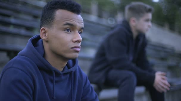 Расстроенные Подростки Сидящие Трибуне Стадиона Смотрят Спортивную Игру Молодежной Команды — стоковое видео
