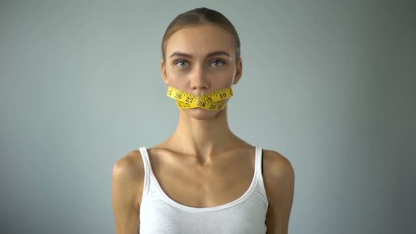 Жінка Перетинає Виделку Ніж Рот Закритий Стрічкою Самообмеження Їжі — стокове відео