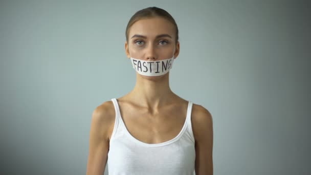 Chica Anoréxica Sosteniendo Pastel Palabra Ayunas Escrita Boca Grabada Prohibición — Vídeos de Stock