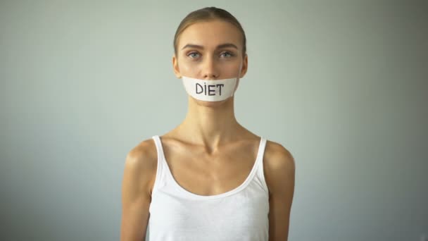 Chica Delgada Con Boca Pegada Mostrando Plato Vacío Dieta Severa — Vídeos de Stock