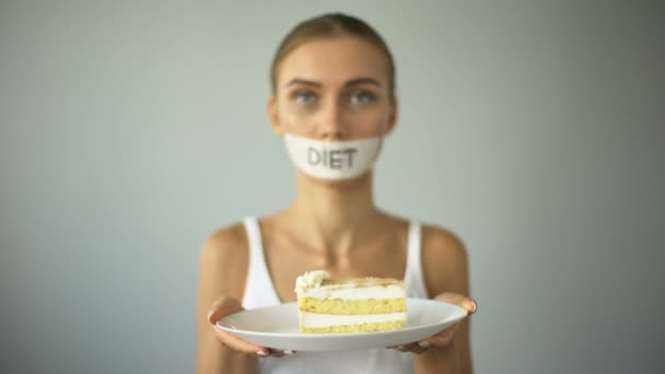 Menina Magra Recusa Comer Bolo Dieta Baixo Carboidrato Obedecer Conselho — Vídeo de Stock