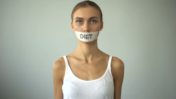 Vegan Med Tejpade Munnen Innehar Grönsaker Begreppet Svår Diet Skada — Stockvideo
