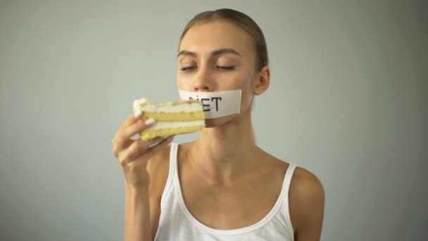 Chica Magra Lucha Contra Tentación Comer Pastel Pedazo Bocados Antojos — Vídeos de Stock