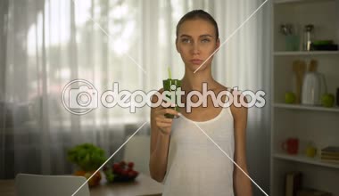 Kilo kaybı, iğrenme duygu, tatsız ama sağlıklı diyet için güler yüzlü kız kokuyor