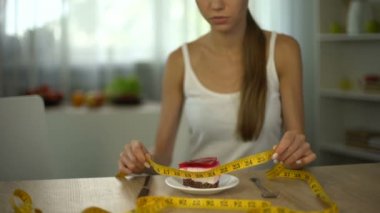 Kilolu kız çocuk oyuncağı bandı, kilo korkusu ile ölçme