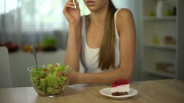 İnce kız salata pasta, sağlıklı ve dengeli beslenme, öz-disiplin yerine seçer
