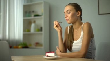 İnce kız pasta veya salata, kalori vs sağlıklı beslenme yemeye karar üzerinde düşünme