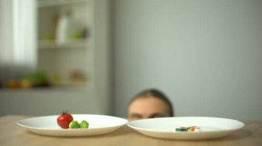 Kız sebze ve hap, sağlıklı beslenme vs ağırlık kaybı ilaçlar arasında seçim yapma